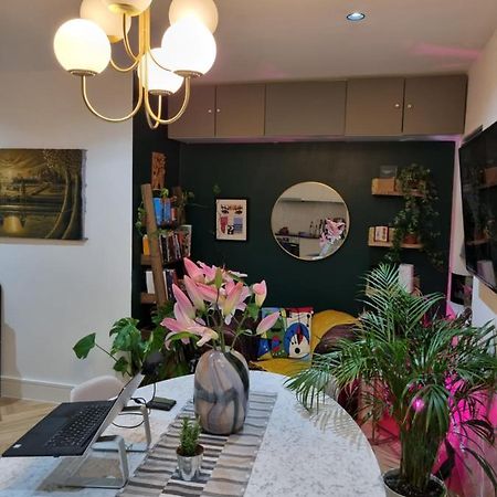 Bright Spacious Apartment In The Park 런던 외부 사진