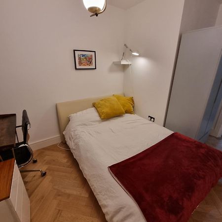 Bright Spacious Apartment In The Park 런던 외부 사진