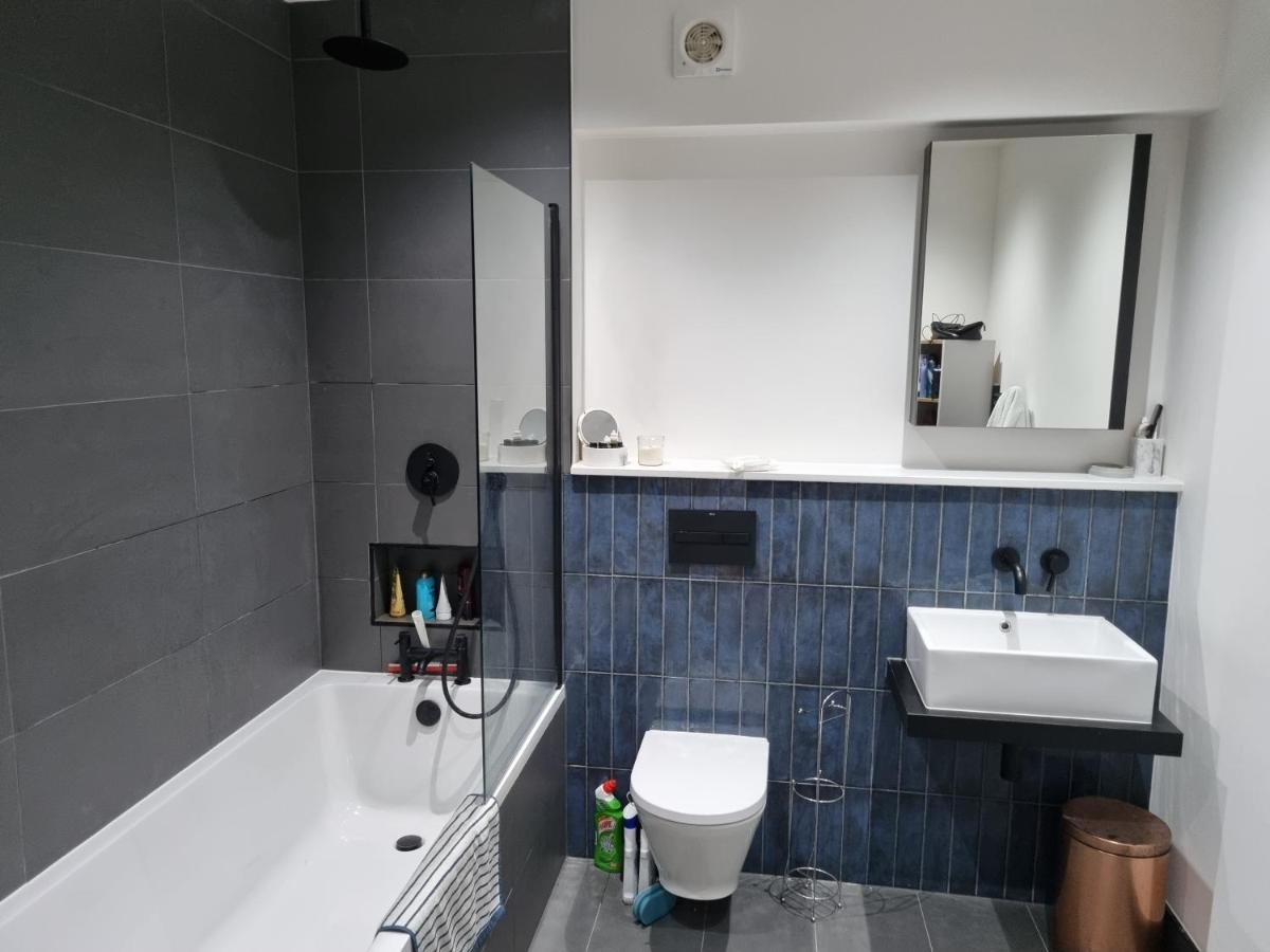Bright Spacious Apartment In The Park 런던 외부 사진