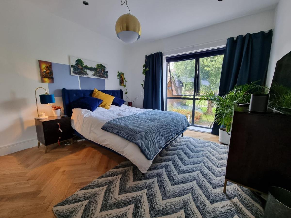 Bright Spacious Apartment In The Park 런던 외부 사진