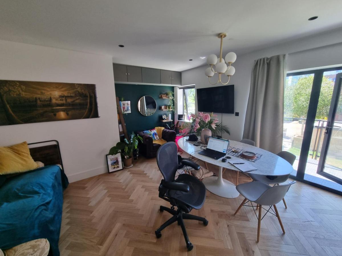 Bright Spacious Apartment In The Park 런던 외부 사진