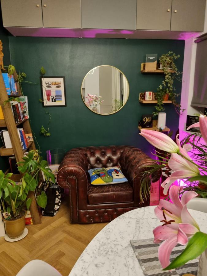Bright Spacious Apartment In The Park 런던 외부 사진