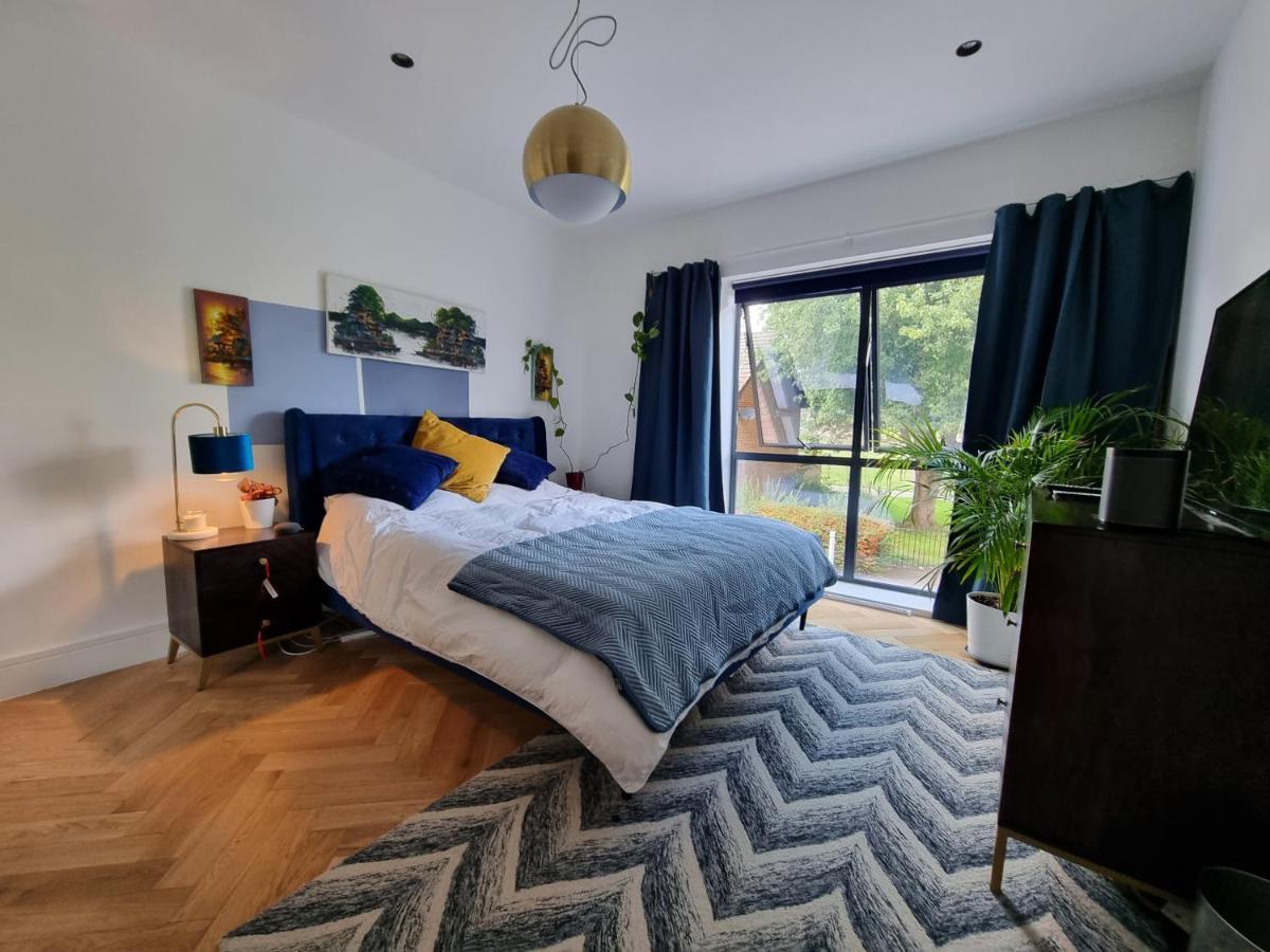 Bright Spacious Apartment In The Park 런던 외부 사진