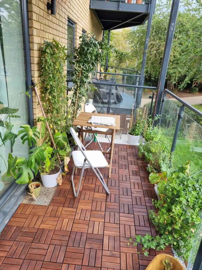Bright Spacious Apartment In The Park 런던 외부 사진