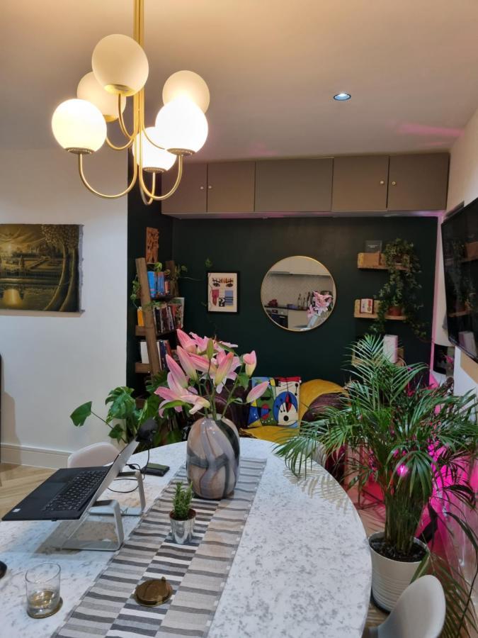 Bright Spacious Apartment In The Park 런던 외부 사진